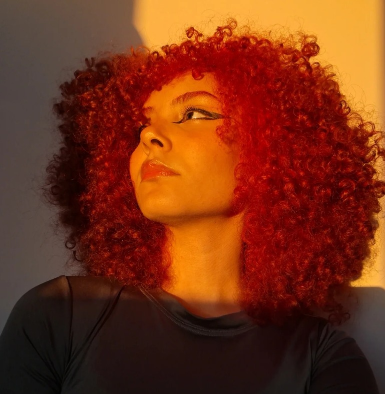 Emy de perfil no golden hour