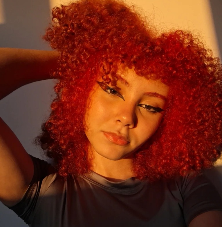 Retrato de Emy na luz dourada