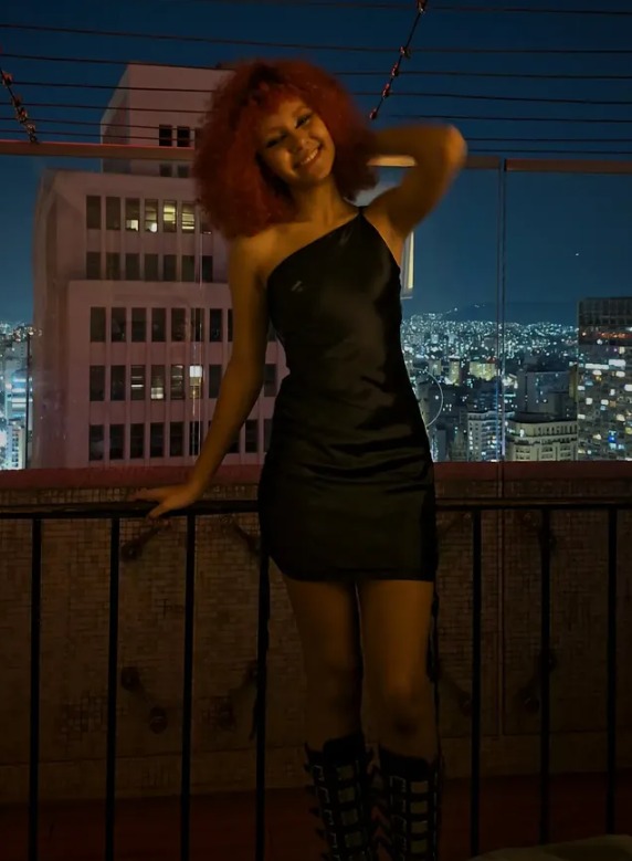 Emy no terraço, de noite