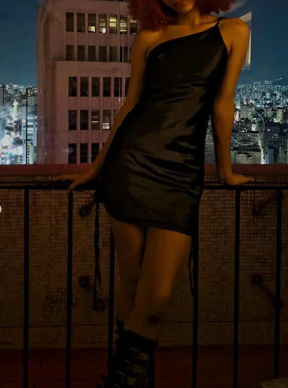 Emy em silhueta na varanda