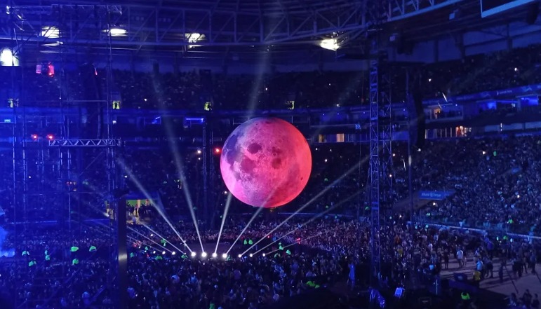 A lua do show suspensa sobre a pista