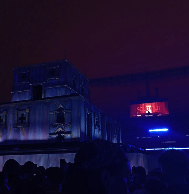 Palco azul e tela vermelha no segundo show