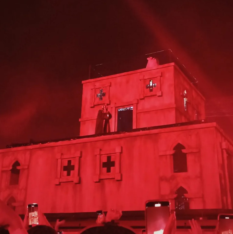 O palco vermelho do segundo show